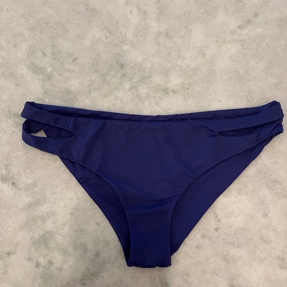 L'Space  2pc Swim suit - Picture 7 of 7